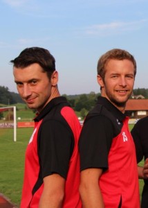 Fabian Herdin links und Thomas Lauter werden auch in der kommenden Saison gemeinsam den SC Altenmünster trainieren.